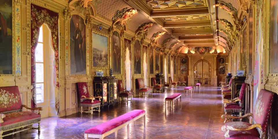La galerie des portraits du château : enfilade dorée, grands portraits de famille, banquettes de velours et cabinets en laque.