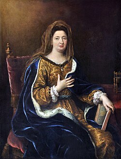 Portrait de Madame de Maintenon, robe de brocart d'or et manteau de velours bleu, un livre à la main.