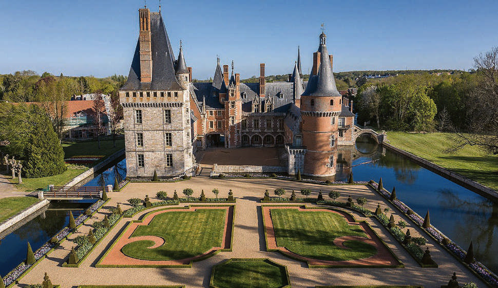 Vue aérienne du château de Maintenon, de ses douves et de ses jardins à la française.