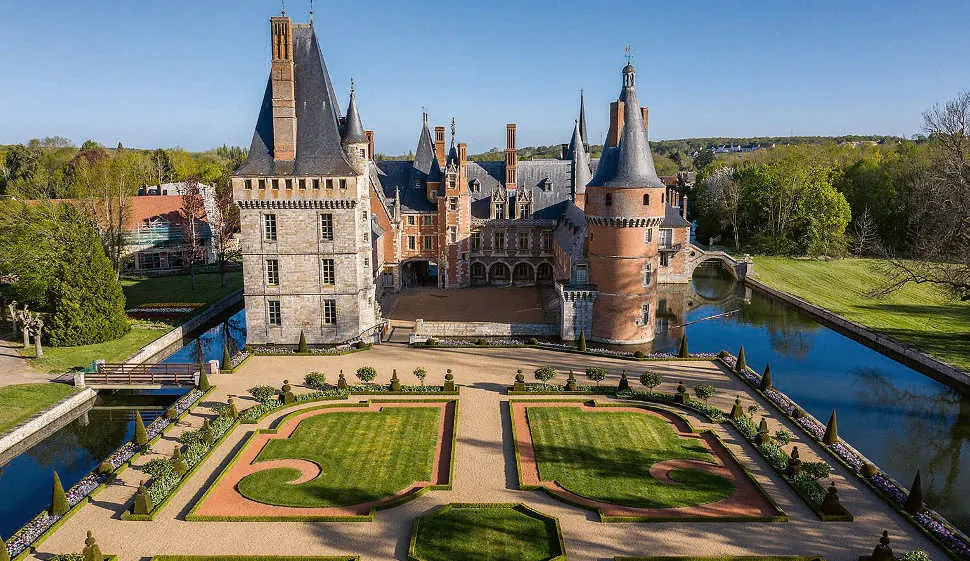 Vue aérienne du château de Maintenon, de ses douves et de ses jardins à la française.